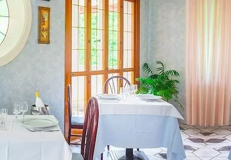 Ambasciatori 3* קסטרוקארו טרמה